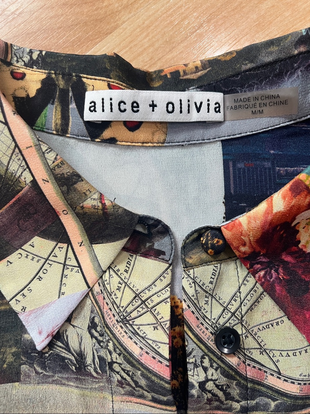 ALICE + OLIVIA WILLA PRINTED SILK PLACKET TOP SIZE MEDIUM - Picture 5 of 6